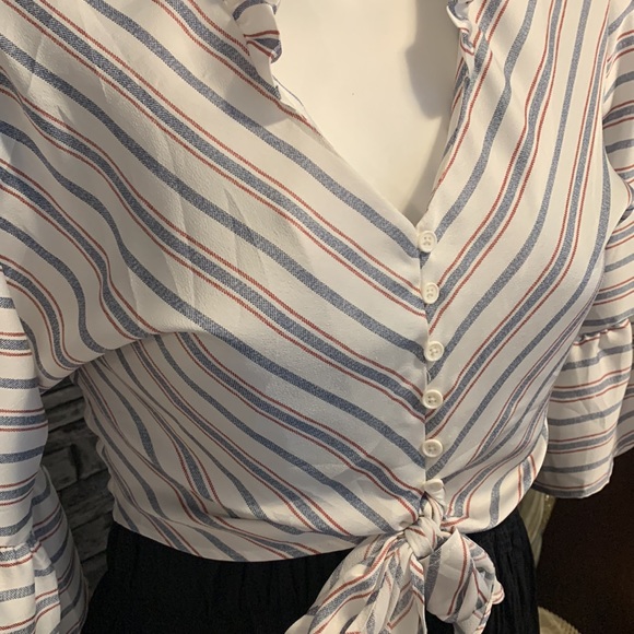 Beautiful like new button down tie up crop dress shirt - Picture 7 of 8